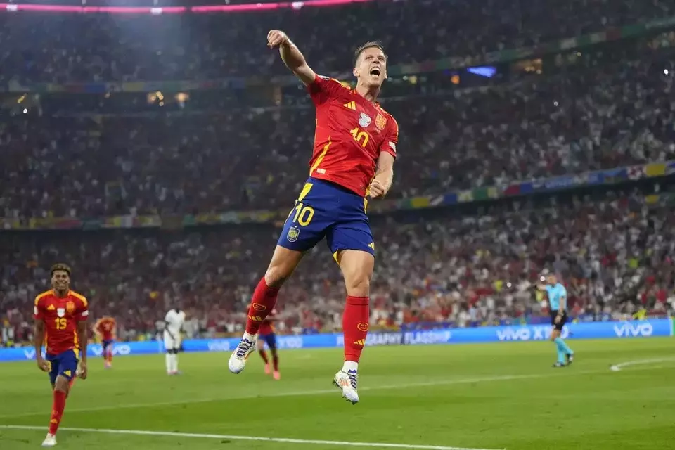 Pemain Spanyol Dani Olmo merayakan gol kedua bagi timnya dalam pertandingan semifinal antara Spanyol dan Prancis di turnamen sepak bola Euro 2024 di Munich, Jerman, Selasa, 9 Juli 2024.