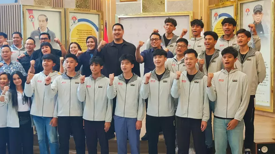 Menpora Dito Ariotedjo bersama pemain timnas basket Indonesia U-18.