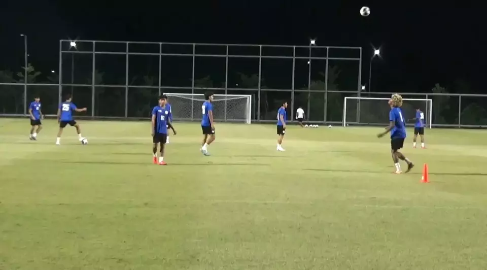 Latihan timnas U-19 Filipina di Kompleks Stadion GBT menjelang pertandingan melawan Indonesia di Piala AFF U-19.