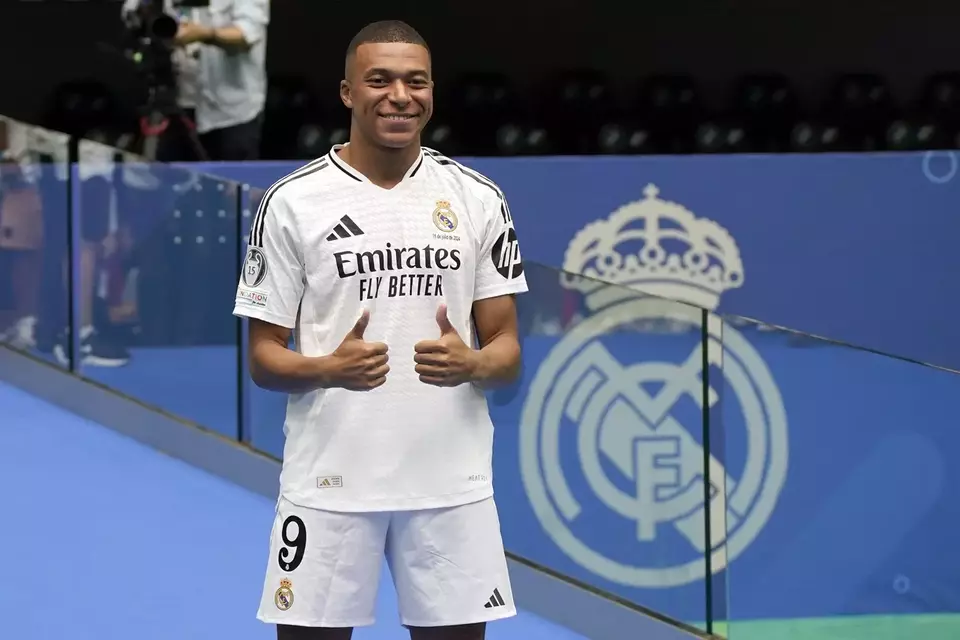 Pemain bintang Prancis Kylian Mbappe diperkenalkan kepada penggemar Real Madrid di stadion Santiago Bernabeu di Madrid, Selasa, 16 Juli 2024