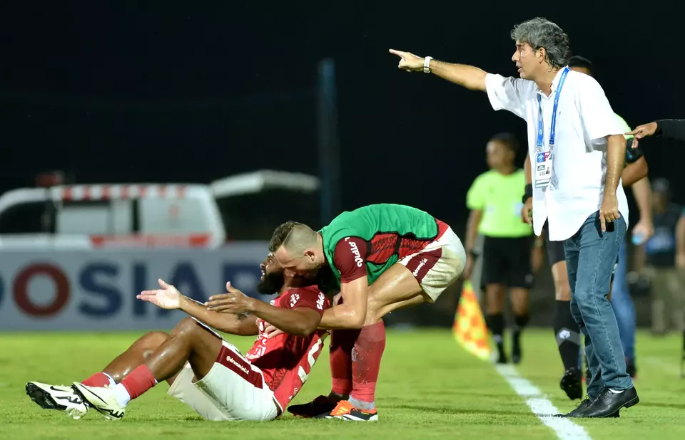 Pelatih Bali United Stefano Cugurra atau Teco memberi instrusi kepada pemainnya saat melawan Persib Bandung.