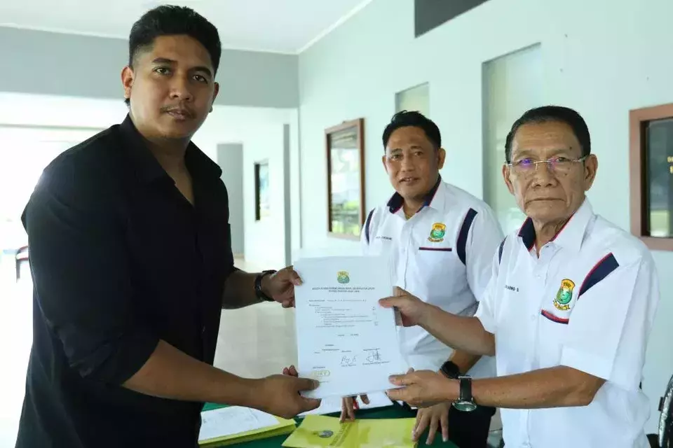 Chikitha Alvian Eka Wardoyo (kiri), kuasa M Fadil Imran, menyerahkan dukungan dari 35 pengurus provinsi PBSI di Pelatnas PBSI, Cipayung, Jakarta Timur, Kamis 18 Juli 2024.