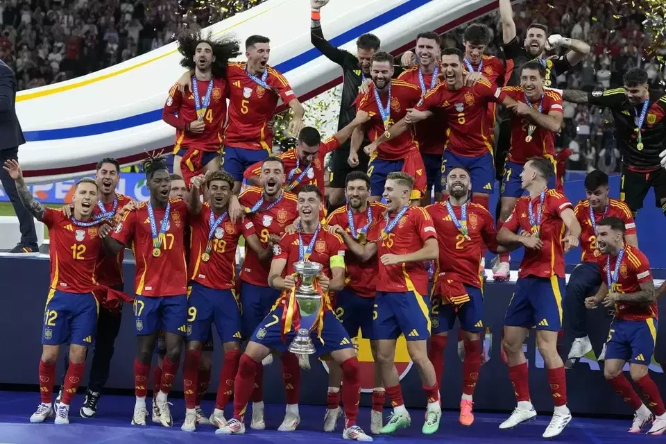 Kapten timnas Spanyol Alvaro Morata memegang trofi setelah menjuarai turnamen sepak bola Euro 2024 di Berlin, Jerman, Minggu, 14 Juli 2024. Spanyol menang dengan skor 2-1 atas Inggris. 
