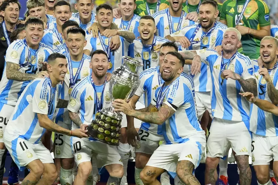 Para pemain Argentina merayakan sukses menjadi juara Copa America 2024 di Stadion Bank of America, Charlotte, North America, Amerika Serikat, Senin, 15 Juli 2024 WIB.