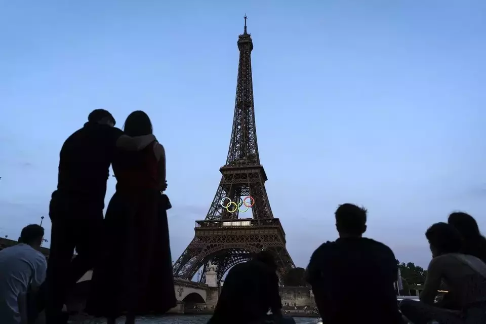 Menara Eiffel dihiasi dengan cincin Olimpiade menjelang Olimpiade Paris, Prancis, Rabu, 17 Juli 2024. 